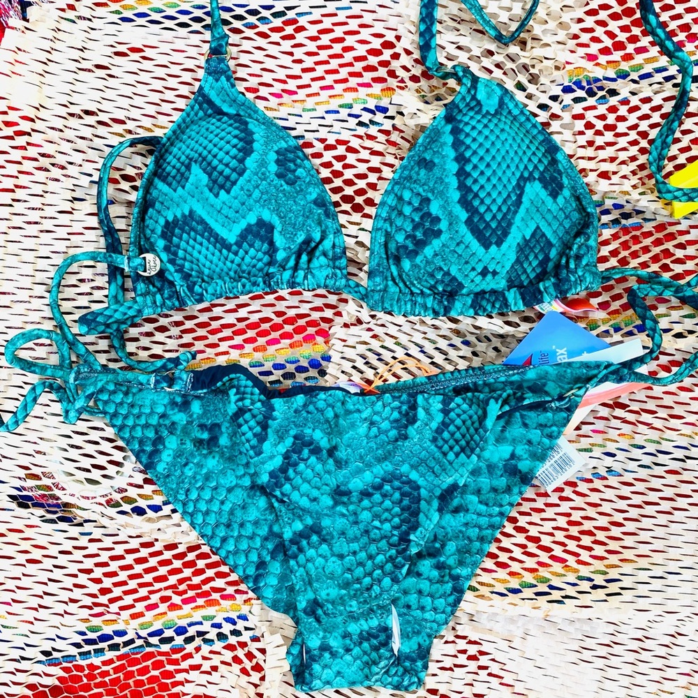 I’m selling Brazilian bikini, from a famous brand in Brazil.  Brand: água doce.